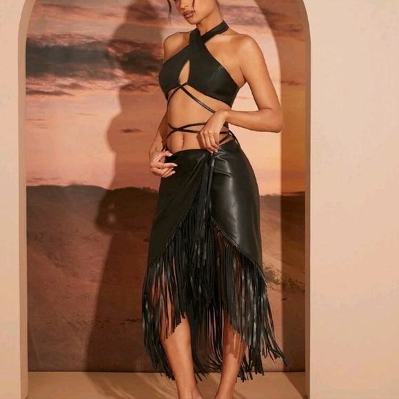 Stylish Black Faux Leather High-Waisted Midi Skirt With Fringe Detailing - Picture 4 of 5